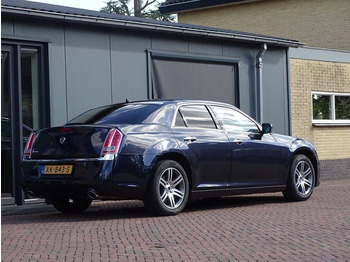 Элегантный и комфортабельный представительский седан Lancia Thema - роскошь и высокая производительность в одном автомобиле Lancia Thema