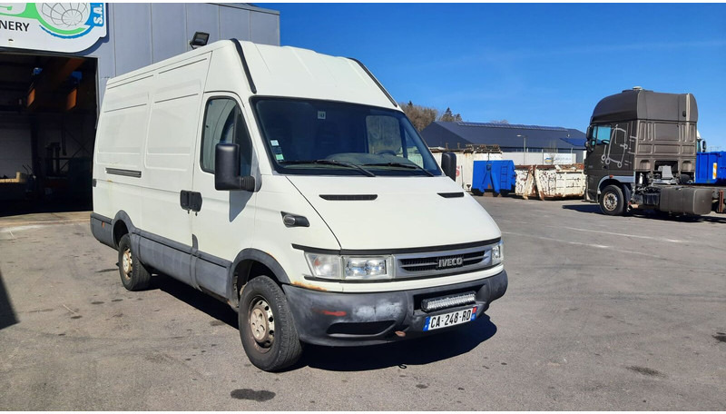 Цельнометаллический фургон Iveco Daily 35S12