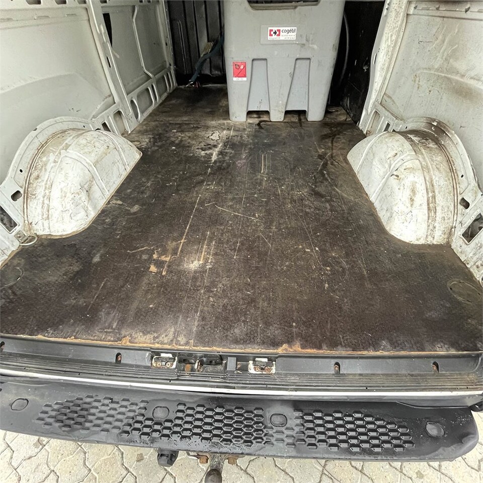 Цельнометаллический фургон Iveco 35-120 HI Matic: фото 30