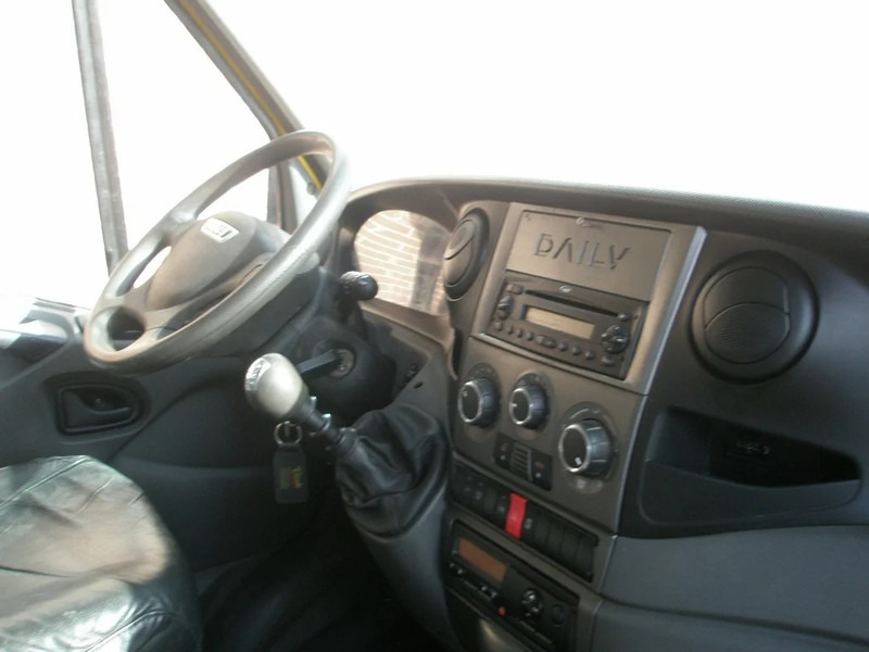 Малотоннажный бортовой грузовик, Грузопассажирский фургон Iveco Daily 35C11: фото 2
