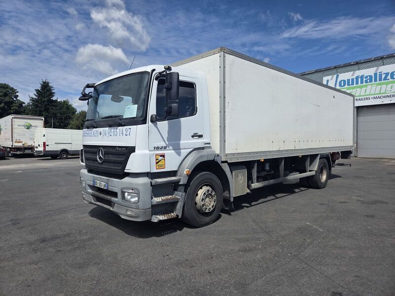 Грузовик с закрытым кузовом Mercedes-Benz Axor 1829