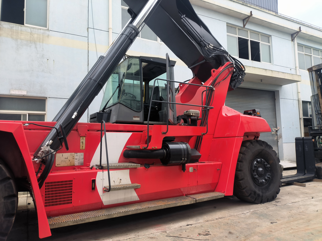 Kalmar DRF450 Used Reach stacker/Container forklift в лизинг Kalmar DRF450 Used Reach stacker/Container forklift: фото 2