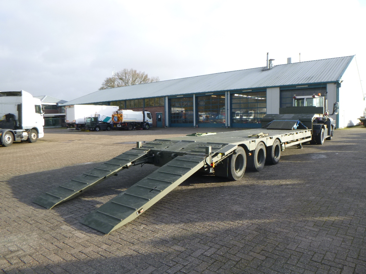 Низкорамный полуприцеп Broshuis 3-axle semi-lowbed trailer E-2130 / 73 t + ramps: фото 6