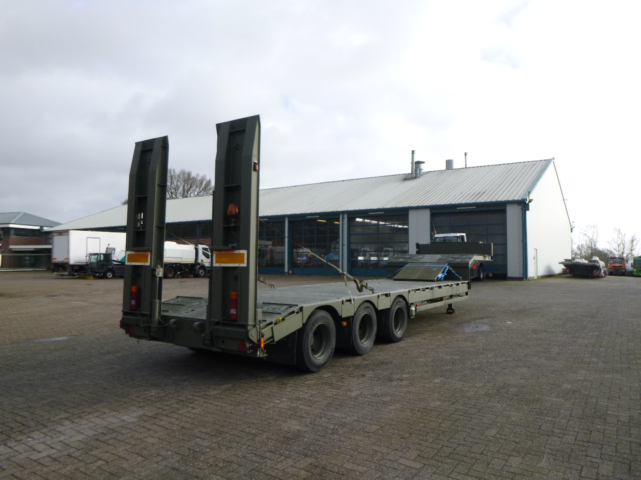 Низкорамный полуприцеп Broshuis 3-axle semi-lowbed trailer E-2130 / 73 t + ramps: фото 3