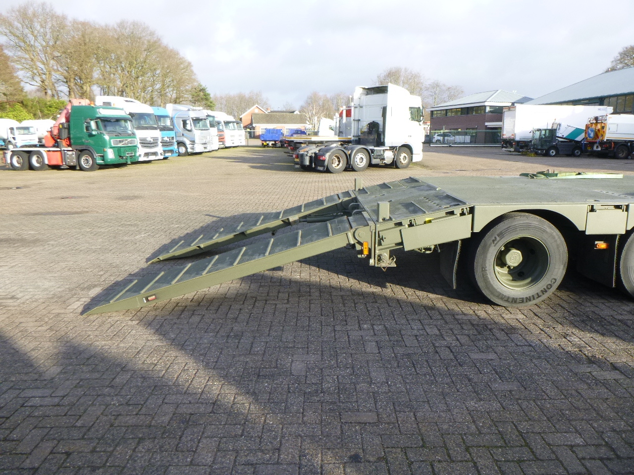 Низкорамный полуприцеп Broshuis 3-axle semi-lowbed trailer E-2130 / 73 t + ramps: фото 11