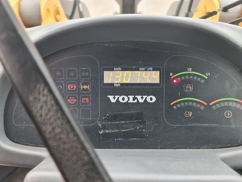 Мини-погрузчик с бортовым поворотом Volvo L40B: фото 9