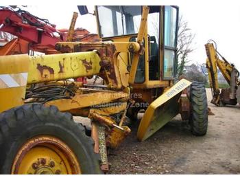 John Deere 570B - Грейдер