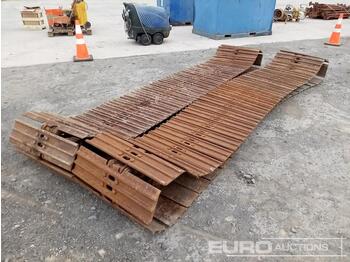  46 Link 700mm D4 Track Group to suit 13 Ton Excavator (2 of) - гусеница