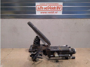Hitachi ZX140W-3 - педаль