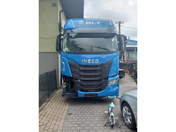 Грузовик-контейнеровоз/ Сменный кузов IVECO