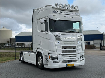 : фото в шапке страницы