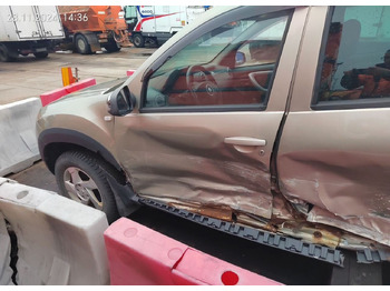 Легковой автомобиль Renault Duster 2.0 MT, 2013, битый, 247 304 км: фото 5