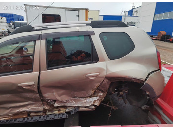 Легковой автомобиль Renault Duster 2.0 MT, 2013, битый, 247 304 км: фото 4