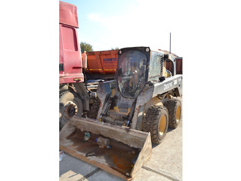 Мини-погрузчик (с бортовым поворотом) JOHN DEERE