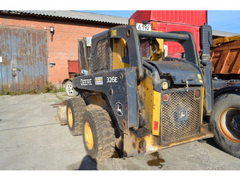 Мини-погрузчик с бортовым поворотом JOHN DEERE