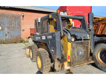 Мини-погрузчик с бортовым поворотом JOHN DEERE