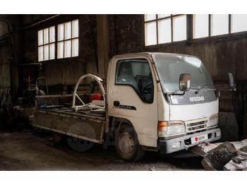 Грузовик бортовой/ Платформа NISSAN