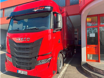 Грузовик-контейнеровоз/ Сменный кузов IVECO