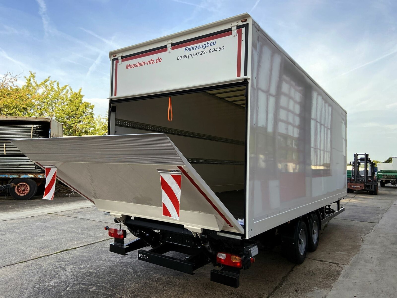 Möslein Tandem Koffer, Ladebordwand 1,5 t + Durchladbar - Прицеп-фургон: фото 2 Möslein Tandem Koffer, Ladebordwand 1,5 t + Durchladbar - Прицеп-фургон: фото 2