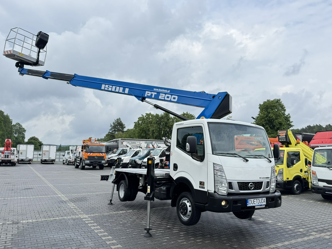 Nissan Cabstar - Грузовик с подъемником: фото 3 Nissan Cabstar - Грузовик с подъемником: фото 3
