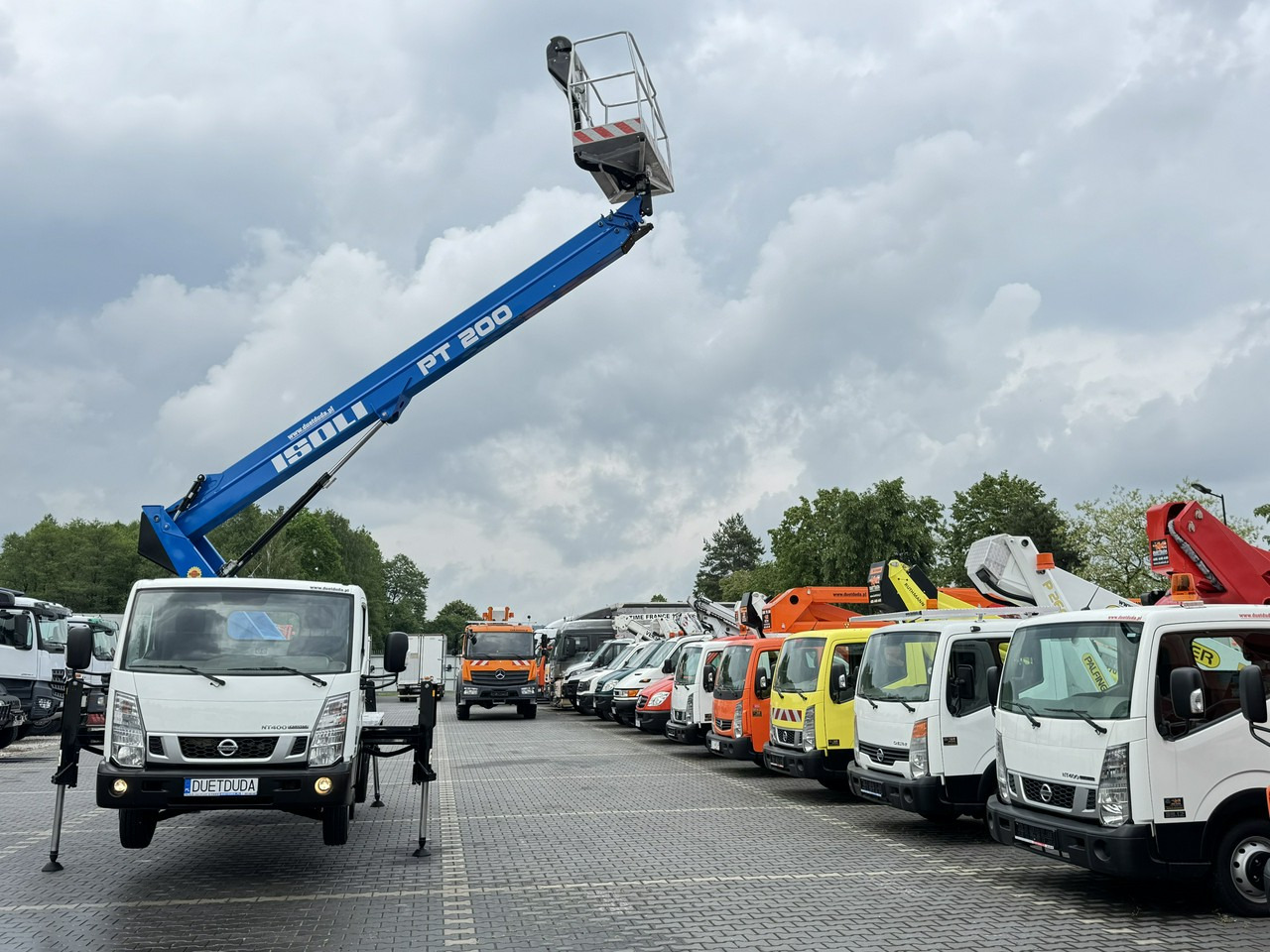Nissan Cabstar - Грузовик с подъемником: фото 4 Nissan Cabstar - Грузовик с подъемником: фото 4