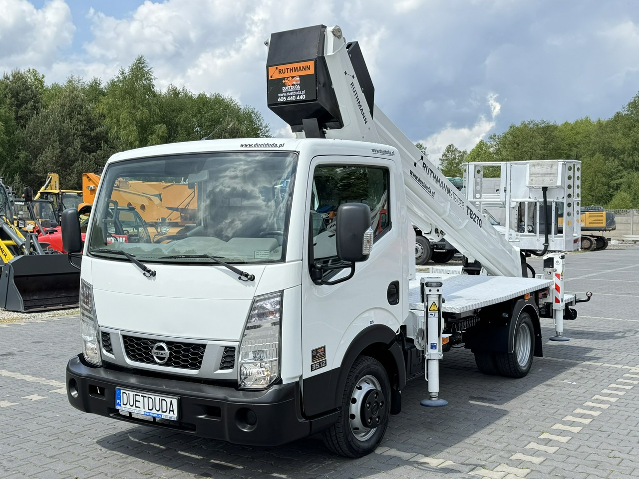 Nissan Cabstar - Грузовик с подъемником: фото 3 Nissan Cabstar - Грузовик с подъемником: фото 3