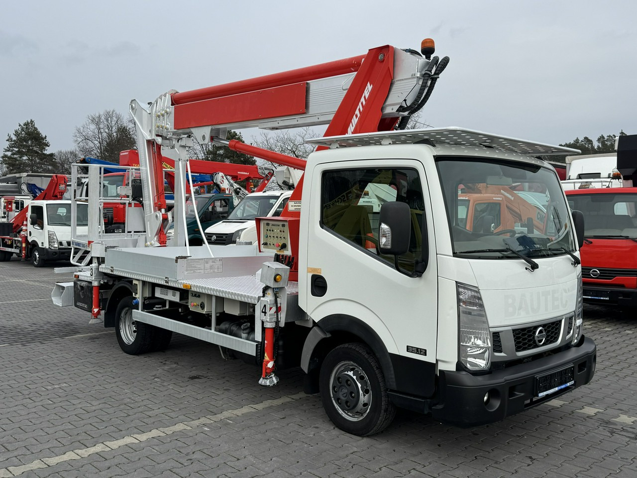 Nissan Cabstar - Грузовик с подъемником: фото 1
