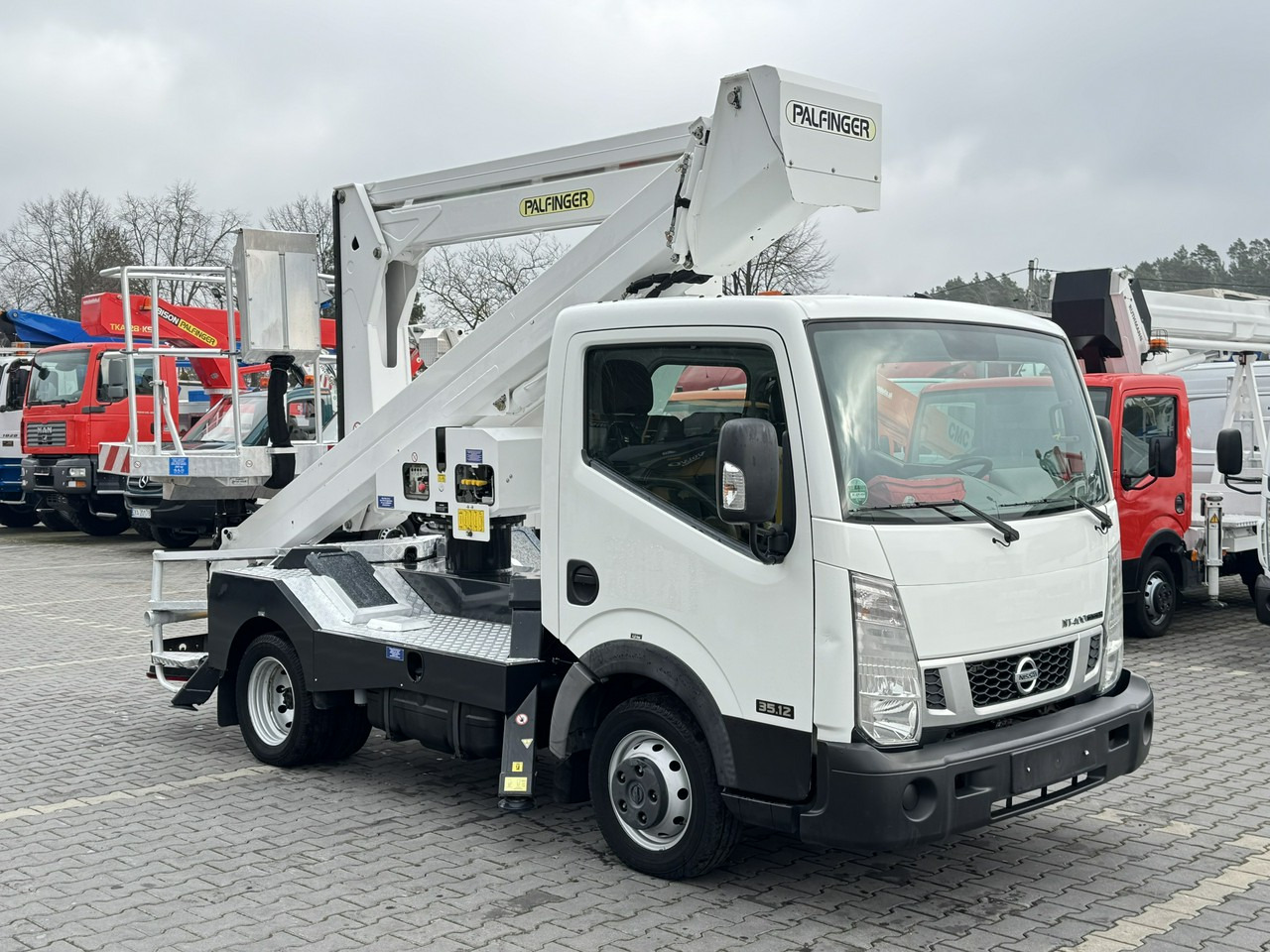 Nissan Cabstar - Грузовик с подъемником: фото 1
