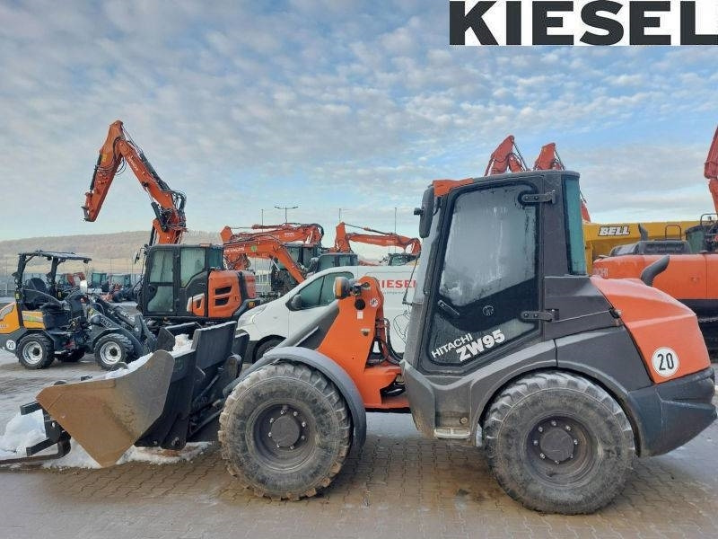 Hitachi ZW 95-6 - Мини-погрузчик с бортовым поворотом: фото 1 Hitachi ZW 95-6 - Мини-погрузчик с бортовым поворотом: фото 1