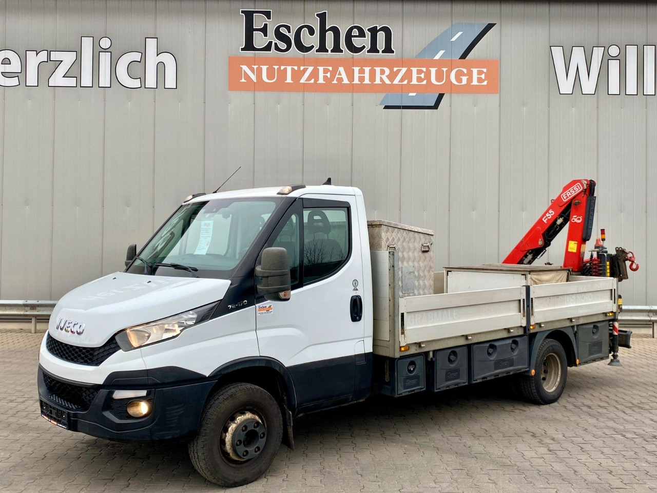 Iveco 70 C 17 | Fassi F55A*FUNK*3x Sitze*Klima*AHK*ASR Iveco 70 C 17 | Fassi F55A*FUNK*3x Sitze*Klima*AHK*ASR - Малотоннажный бортовой грузовик: фото 1 Iveco 70 C 17 | Fassi F55A*FUNK*3x Sitze*Klima*AHK*ASR Iveco 70 C 17 | Fassi F55A*FUNK*3x Sitze*Klima*AHK*ASR - Малотоннажный бортовой грузовик: фото 1