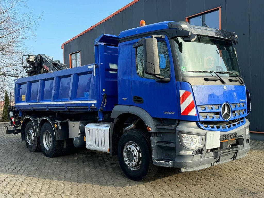 Mercedes-Benz AROCS 2536 6x2 Kipper Kran HIAB - Самосвал, Автоманипулятор: фото 1 Mercedes-Benz AROCS 2536 6x2 Kipper Kran HIAB - Самосвал, Автоманипулятор: фото 1