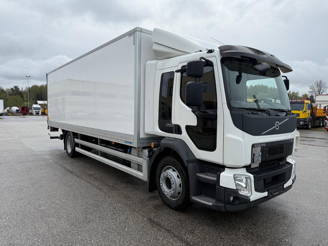 VOLVO FL250 - Грузовик с закрытым кузовом: фото 1 VOLVO FL250 - Грузовик с закрытым кузовом: фото 1