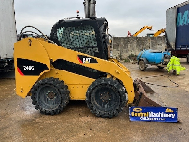 CAT 246 C  - Мини-погрузчик с бортовым поворотом: фото 1