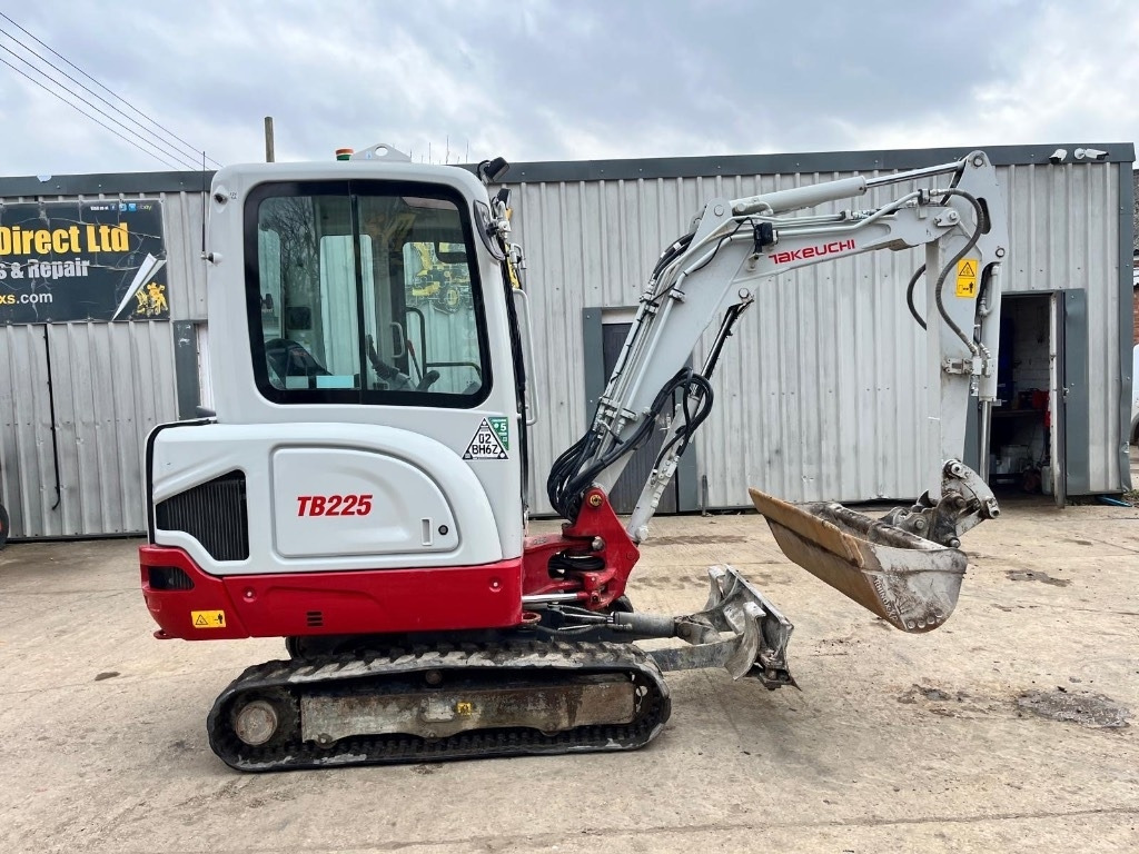 Takeuchi TB 225 - Мини-экскаватор: фото 1 Takeuchi TB 225 - Мини-экскаватор: фото 1