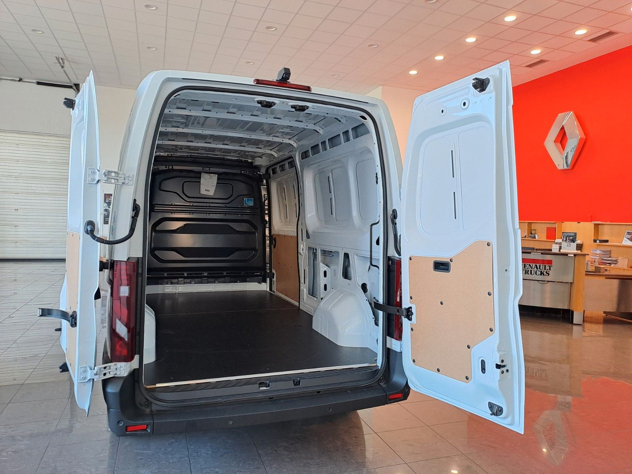 Цельнометаллический фургон Renault Master L3H2 170 - NAV Klimaaut. Holzb. 270°: фото 7