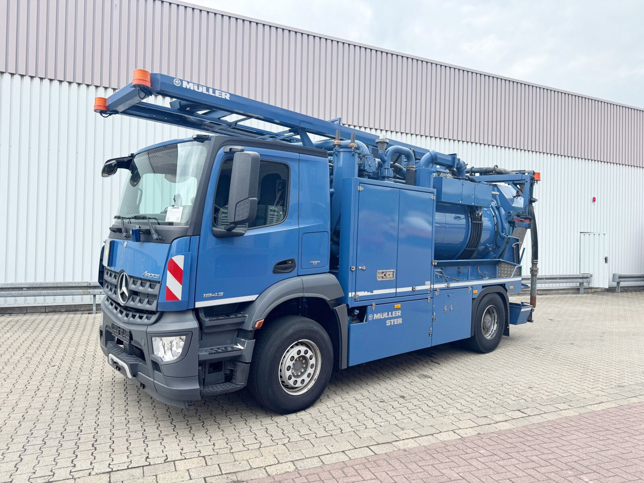 Mercedes-Benz Arocs 1843 L 4x2 Arocs 1843 L 4x2, Müller Canalmaster ca. 8m³, Standheizung, Funk - Грузовик: фото 1 Mercedes-Benz Arocs 1843 L 4x2 Arocs 1843 L 4x2, Müller Canalmaster ca. 8m³, Standheizung, Funk - Грузовик: фото 1