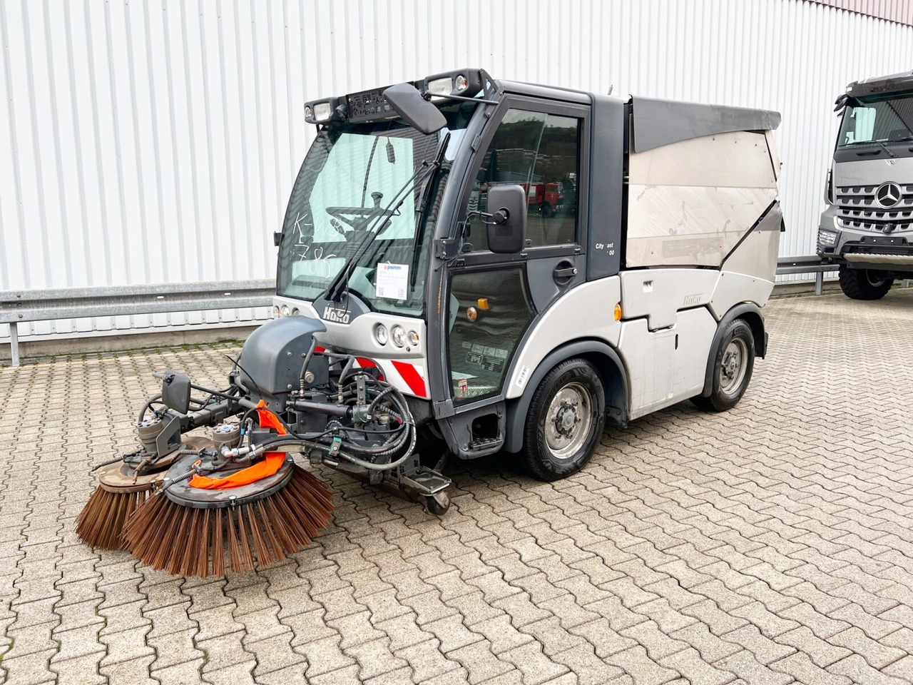 Hako Multicar Citymaster 2000 2B Kehrmaschine 4x2 Multicar Citymaster 2000 2B Kehrmaschine 4x2 - Подметально-уборочная машина: фото 1 Hako Multicar Citymaster 2000 2B Kehrmaschine 4x2 Multicar Citymaster 2000 2B Kehrmaschine 4x2 - Подметально-уборочная машина: фото 1