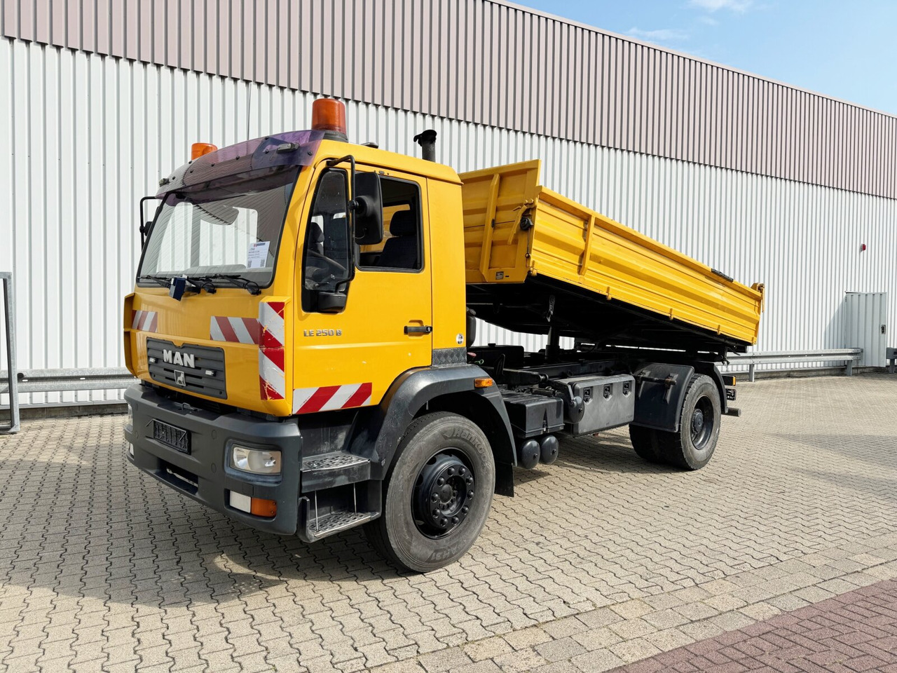 MAN 18.255 LK 4x2 BB 18.255 LK 4x2 BB - Самосвал: фото 1 MAN 18.255 LK 4x2 BB 18.255 LK 4x2 BB - Самосвал: фото 1