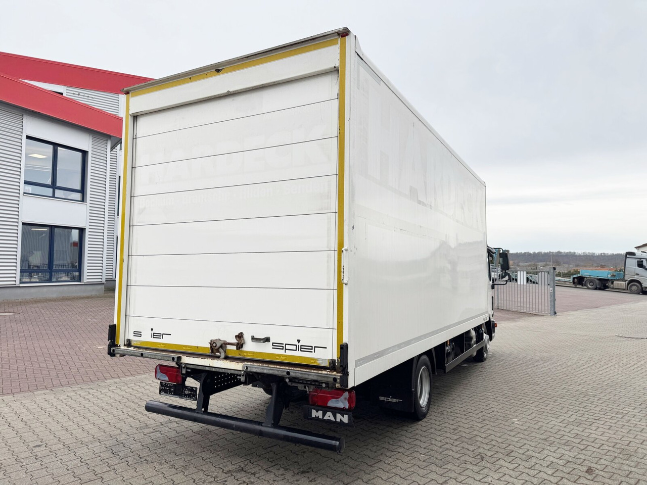 Грузовик с закрытым кузовом MAN TGL 8.150 4x2 BL TGL 8.150 4x2 BL, Möbelkoffer mit Rolltor: фото 8