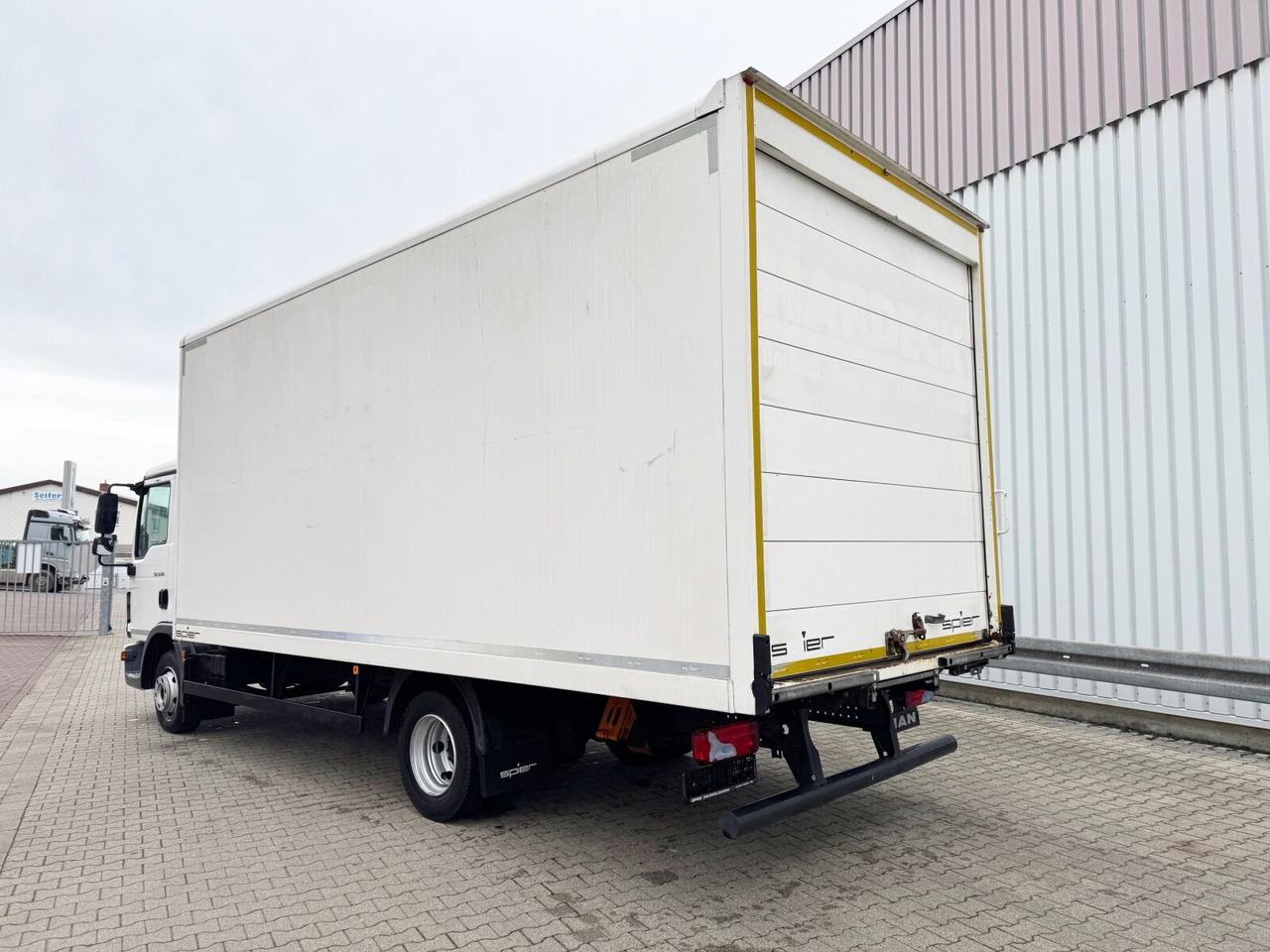 Грузовик с закрытым кузовом MAN TGL 8.150 4x2 BL TGL 8.150 4x2 BL, Möbelkoffer mit Rolltor: фото 10