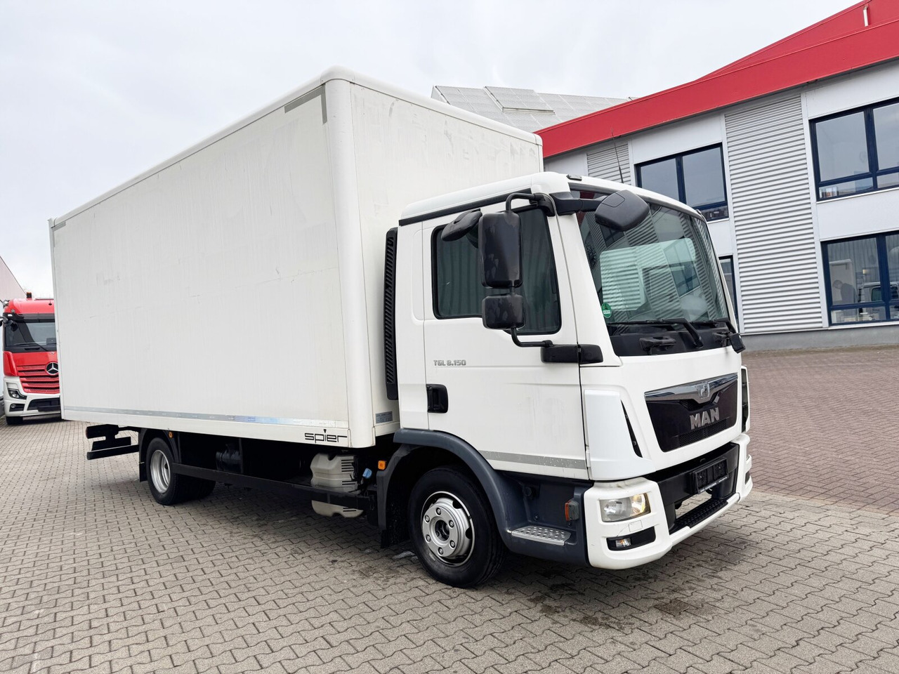Фото интерьера 2: Грузовик с закрытым кузовом MAN TGL 8.150 4x2 BL TGL 8.150 4x2 BL, Möbelkoffer mit Rolltor