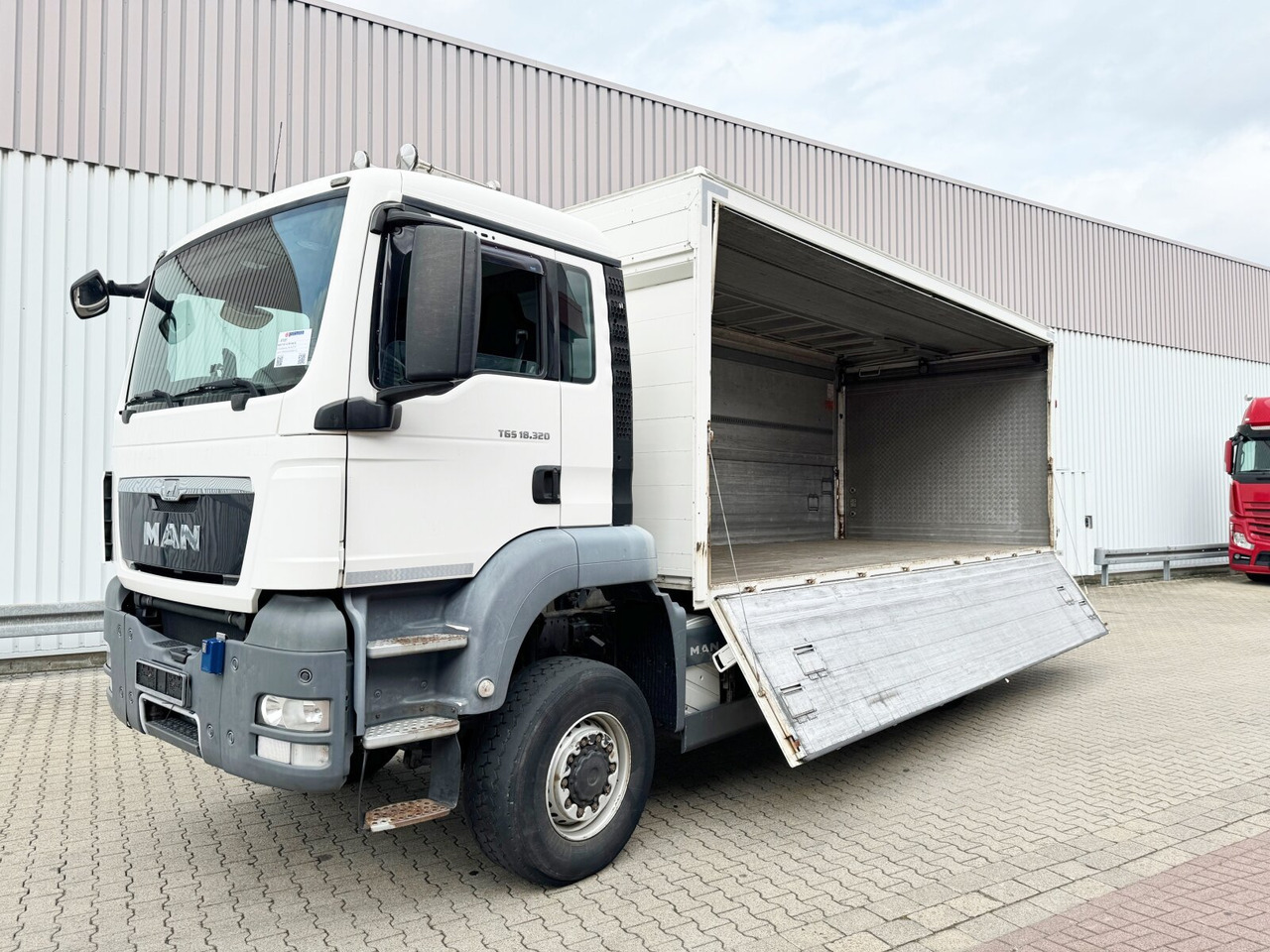 MAN TGS 18.320 4X4 BL TGS 18.320 4X4 BL, Getränkekoffer, LBW MBB, 2x AHK - Грузовик с закрытым кузовом: фото 1 MAN TGS 18.320 4X4 BL TGS 18.320 4X4 BL, Getränkekoffer, LBW MBB, 2x AHK - Грузовик с закрытым кузовом: фото 1