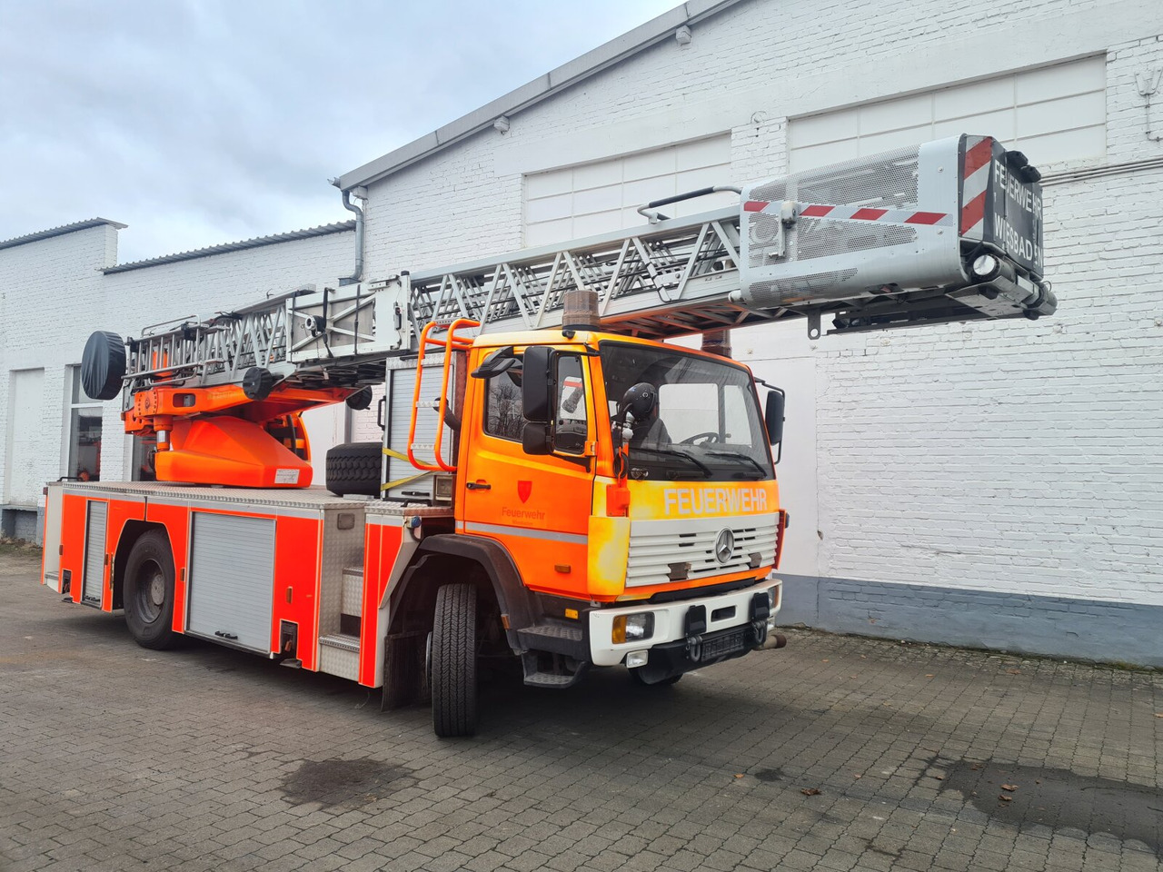 Mercedes-Benz 1524 DL 23-12 Drehleiter Feuerwehr 1524/4x2 DL 23-12 Drehleiter Feuerwehr - Пожарная машина: фото 1 Mercedes-Benz 1524 DL 23-12 Drehleiter Feuerwehr 1524/4x2 DL 23-12 Drehleiter Feuerwehr - Пожарная машина: фото 1