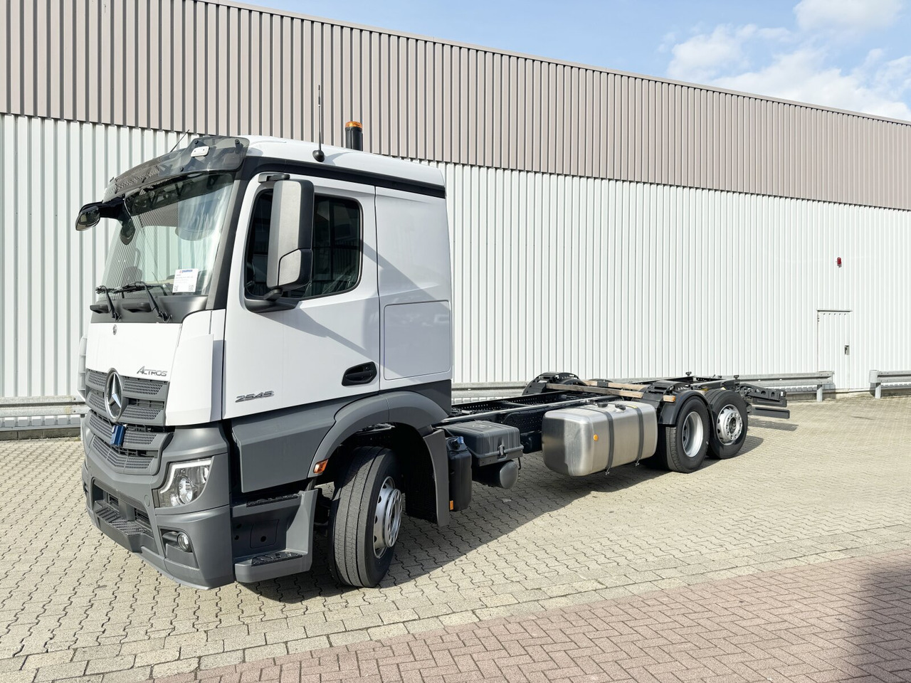 Mercedes-Benz Actros 2545 L 6x2 Actros 2545 L 6x2, Lenk-/Liftachse, MultimediaCockpit - Грузовик-шасси: фото 1 Mercedes-Benz Actros 2545 L 6x2 Actros 2545 L 6x2, Lenk-/Liftachse, MultimediaCockpit - Грузовик-шасси: фото 1