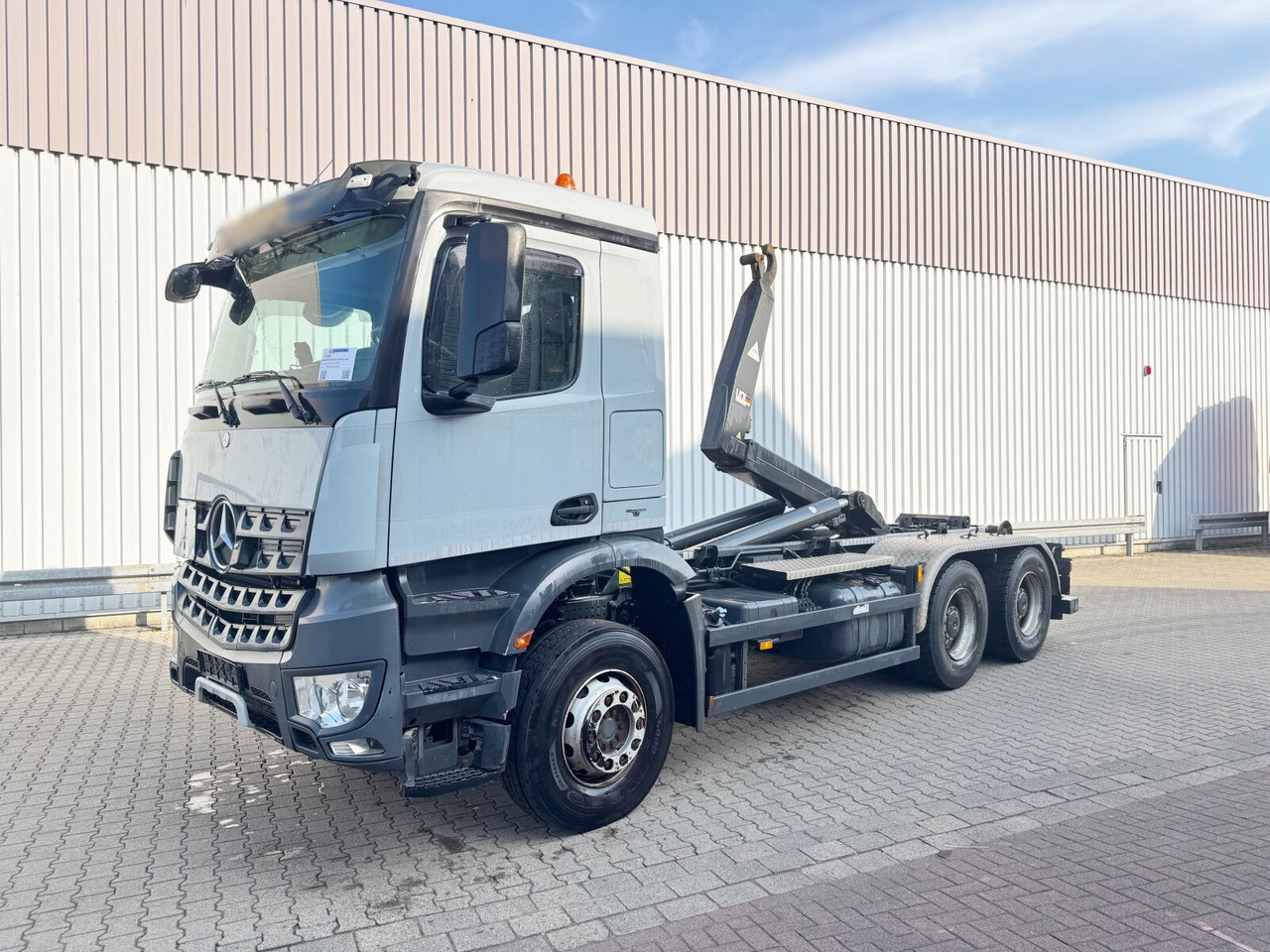 Mercedes-Benz Arocs 2643 L 6x4/39 Arocs 2643 L 6x4/39, Motorabtrieb, VDL Abrollkipper S 21-5500 - Крюковой мультилифт: фото 1 Mercedes-Benz Arocs 2643 L 6x4/39 Arocs 2643 L 6x4/39, Motorabtrieb, VDL Abrollkipper S 21-5500 - Крюковой мультилифт: фото 1