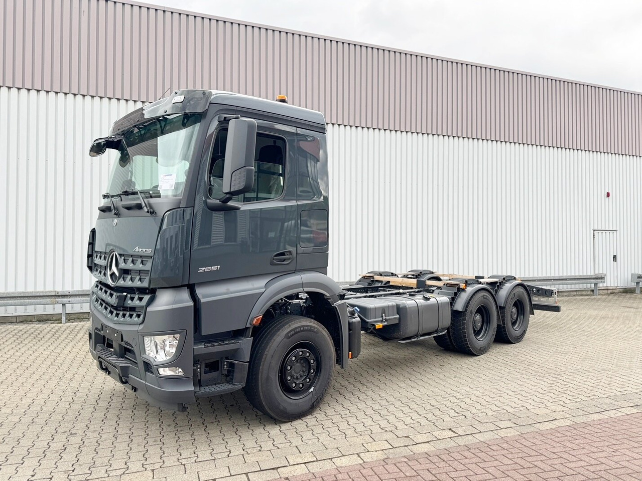 Mercedes-Benz Arocs 2651 LK 6x4 Arocs 2651 LK 6x4, Nebenantrieb - Грузовик-шасси: фото 1 Mercedes-Benz Arocs 2651 LK 6x4 Arocs 2651 LK 6x4, Nebenantrieb - Грузовик-шасси: фото 1
