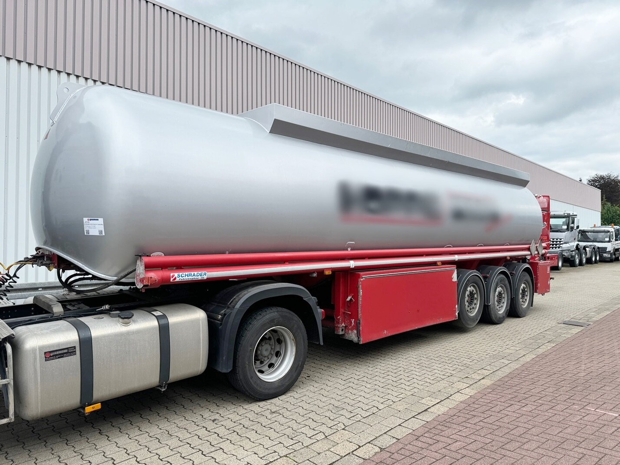 Schrader Z-STA 24-42.7/4 Tankauflieger Z-STA 24-42.7/4, 4 Kammern, ca. 42700l, 2x Liftachse, Oben-/Untenbefüllung - Полуприцеп-цистерна: фото 1 Schrader Z-STA 24-42.7/4 Tankauflieger Z-STA 24-42.7/4, 4 Kammern, ca. 42700l, 2x Liftachse, Oben-/Untenbefüllung - Полуприцеп-цистерна: фото 1