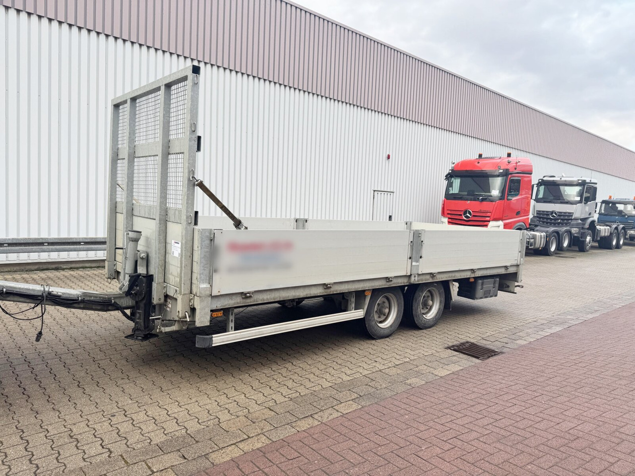 THT 11 BLG Tandem THT 11 BLG Tandem - Низкорамный прицеп: фото 1 THT 11 BLG Tandem THT 11 BLG Tandem - Низкорамный прицеп: фото 1