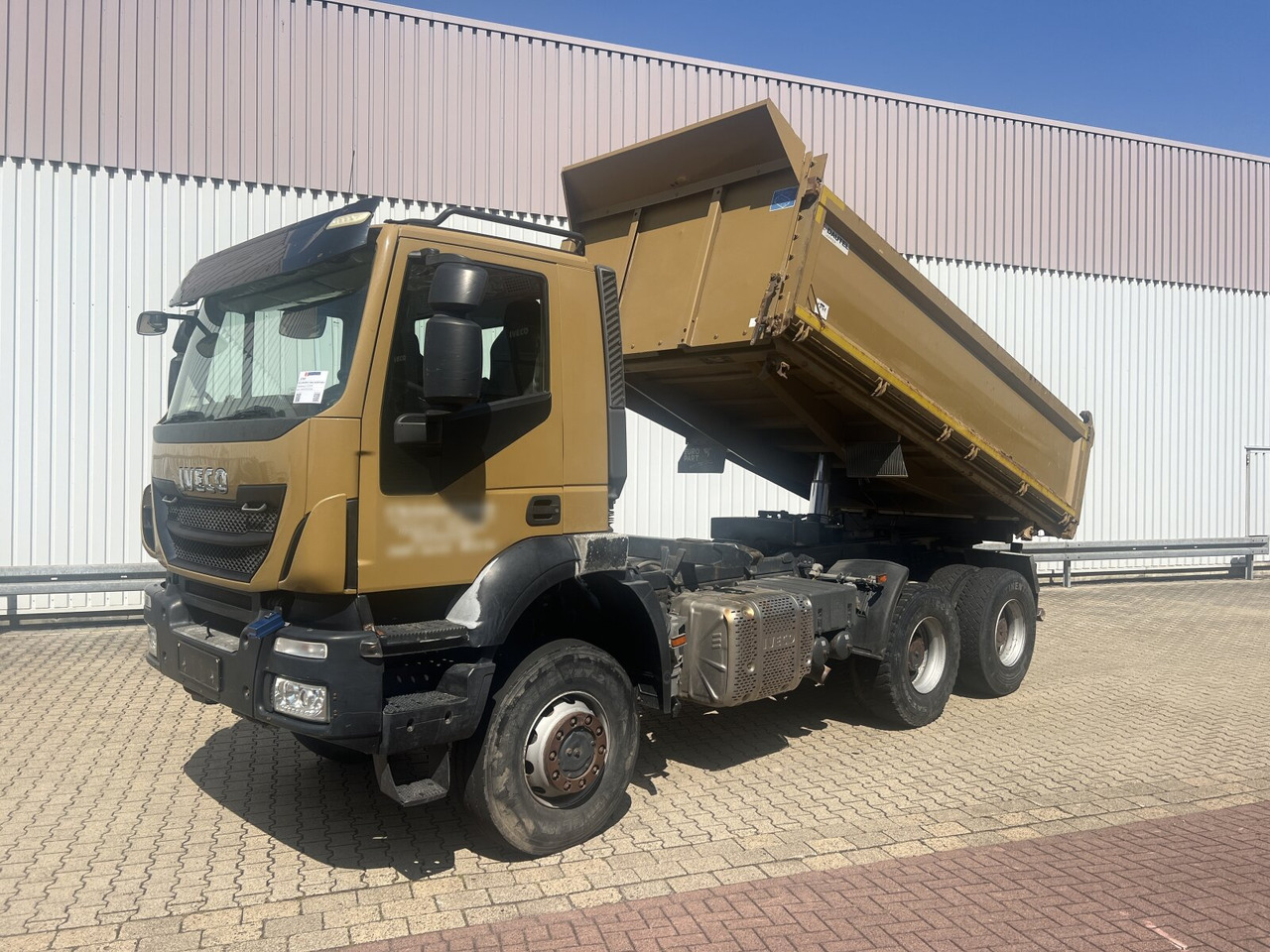 Trakker AD260T45W 6x6 Trakker AD260T45W 6x6 - Самосвал: фото 1 Trakker AD260T45W 6x6 Trakker AD260T45W 6x6 - Самосвал: фото 1