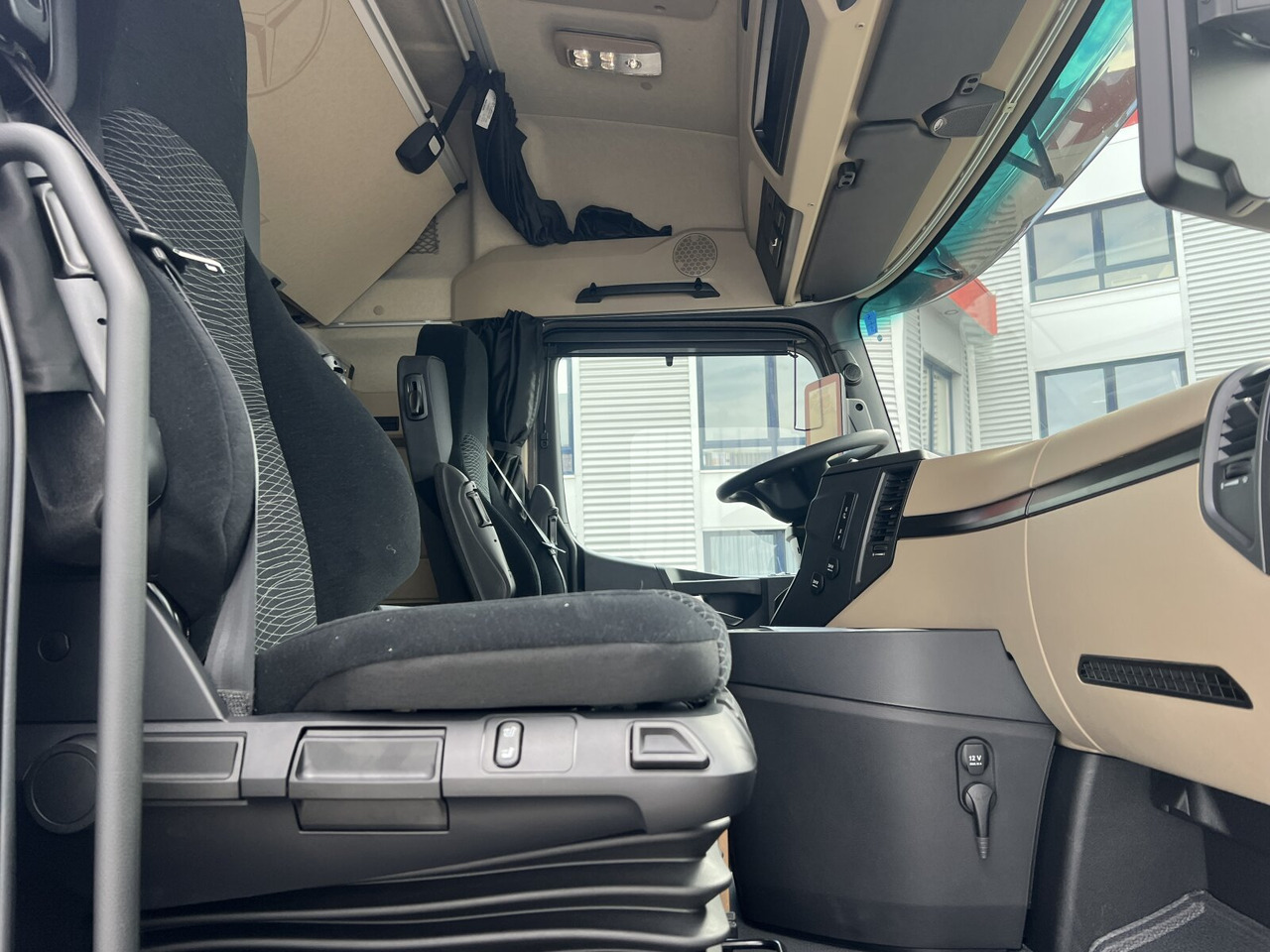 Mercedes-Benz Arocs 2653 LS 6x4 Arocs 2653 LS 6x4, Retarder, MirrorCam, MultimediaCockpit, Navi, LED - Тягач: фото 5 Mercedes-Benz Arocs 2653 LS 6x4 Arocs 2653 LS 6x4, Retarder, MirrorCam, MultimediaCockpit, Navi, LED - Тягач: фото 5